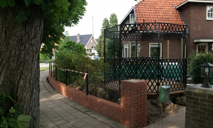 De tuinmuur is gemetseld