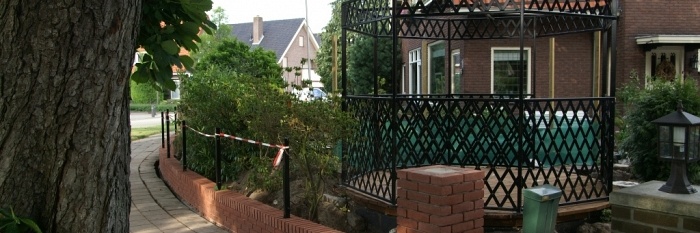 De tuinmuur is gemetseld