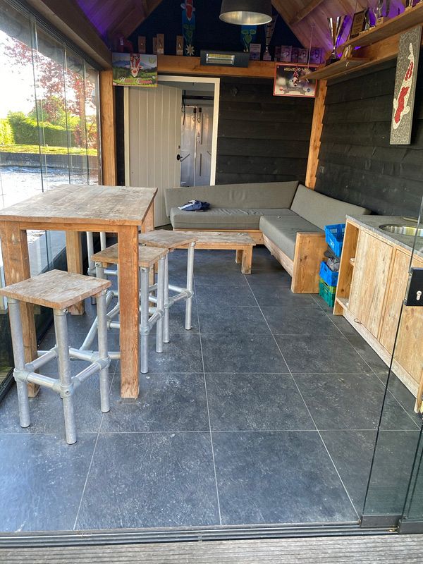 oude vijver met mancave